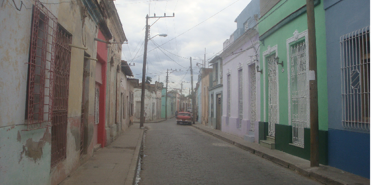 Camaguey-Cuba-straat-fiets-straatleven-klassieke-Amerikaanse-auto