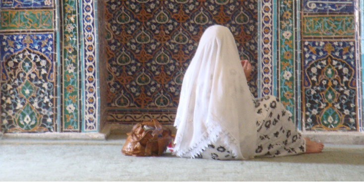 Moskee-bidden-vrouw-gesluierd-Oezbekistan-tegels