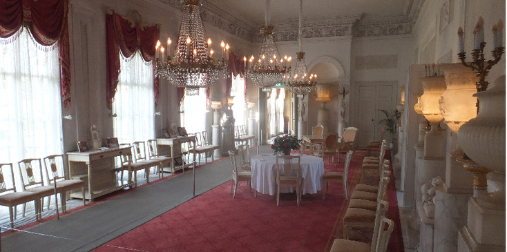 Soestdijk-paleis-eetkamer-feestkamer-witte-eetzaal-kroonluchters-Nederland