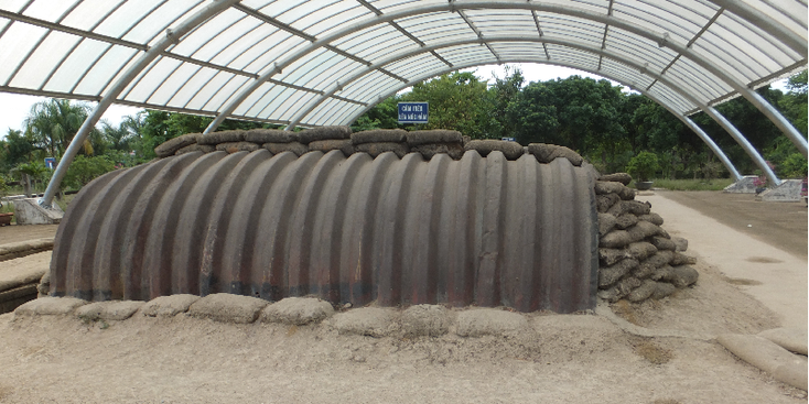 Dien-Bien-Phu-Castries-bunker-nageconstrueerd-vlag-Vietminh-Frans-Koloniaal-Vietnam