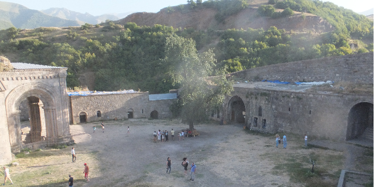 Tatev-klooster-Goris-binnenplaats-muren-ommuurd-Armenië