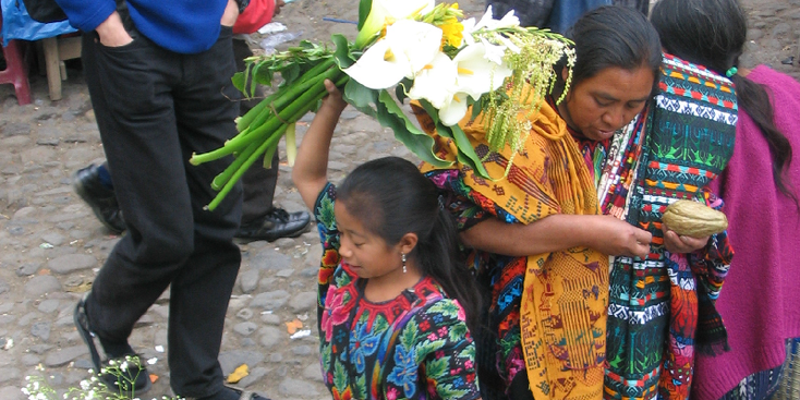 Chichicastenango-markt-inheemse-bevolking-indianen-kleding-Guatemala-kleuren