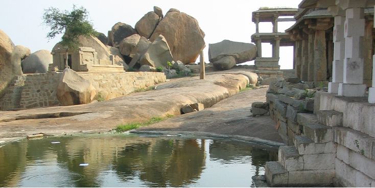 Hampi-Karnataka-ruïnes-meer-rots-India