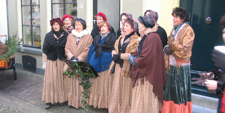 Dickens-Festijn-vrouwen-zingen-klederdracht-Nederland