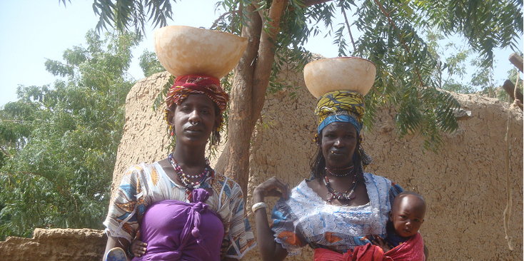 Neus-ringen-Dogon-land-lemen-huizen-kinderen-tijl-water-ketel