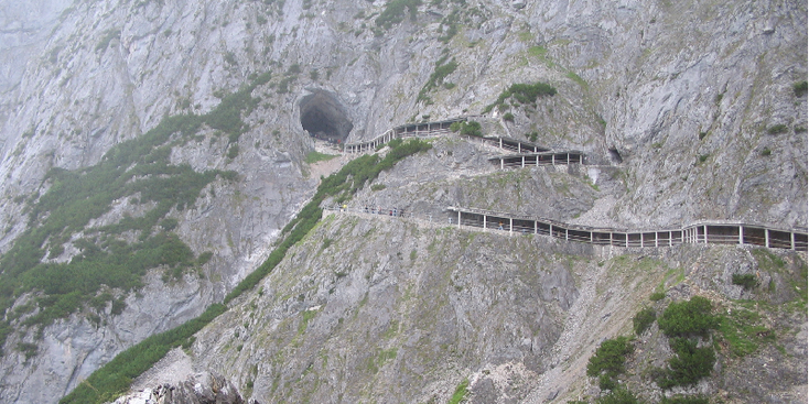 Werfen-Eisriesenwelt-Hohle-ijsgrot-cave-looppad-Oostenrijk