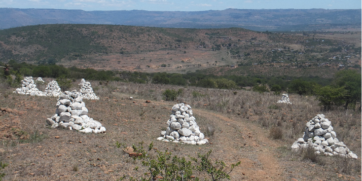 isandlwana-slagveld-witte-stenen-Zuid-Afrika-Britten-Zoeloe-oorlog-heuvel