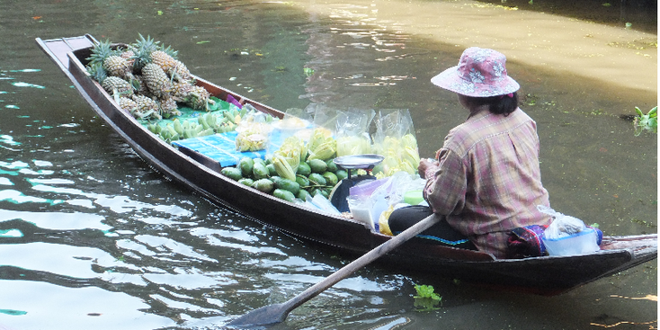 Bangkok-Floating-Market-boot-fruit-Thailand