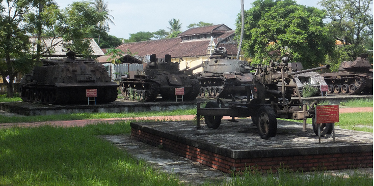 Hue-citadel-Huey-tank-Vietnamoorlog-Amerikaans-Vietnam