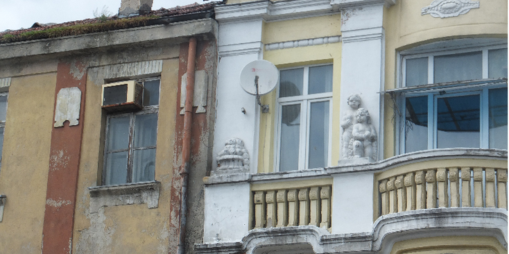 Varna-Jugendstill-Art-Nouveau-afgebladderde-huizen-gevels-Bulgarije
