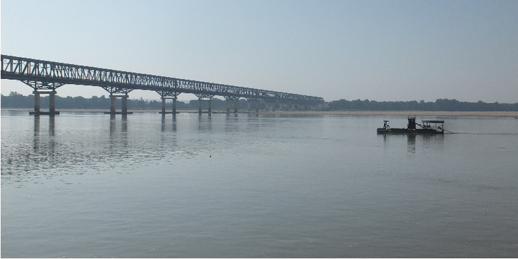 Irrawaddy-brug-boot-Mandalay-rivier-Myanmar
