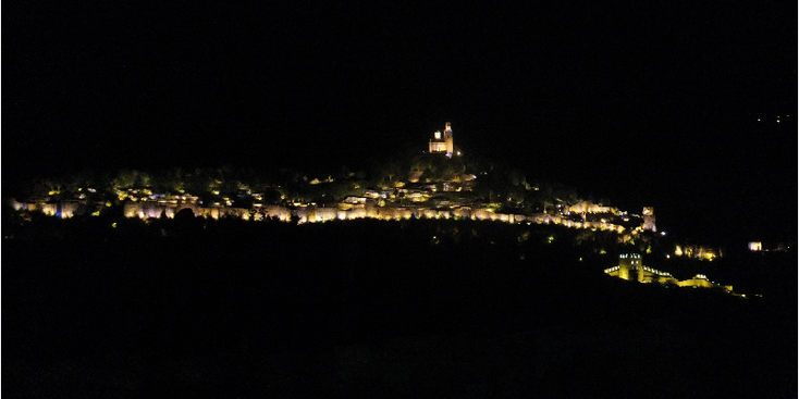 Tsarevets-lichtshow-nacht-avond-Veliko-Tarnovo-Bulgarije-kasteel-paleis-tsaar-Koninklijk