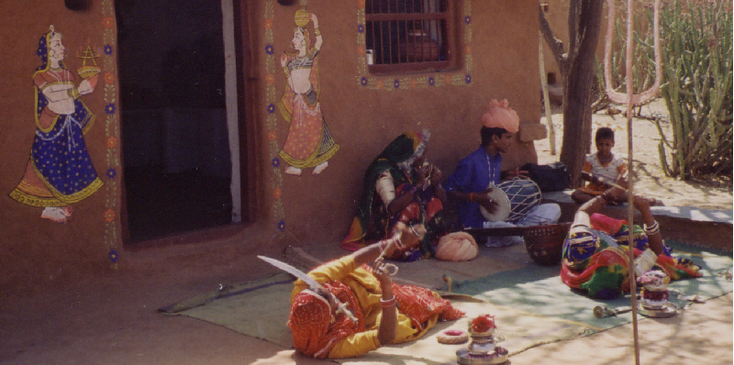 Shilpgram-traditioneel-huis-Teratali-dance-Udaipur-Rajasthan-India
