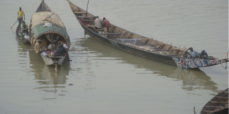 Mopti-Bani-rivier-pinasses-pirogues-boten-Mali