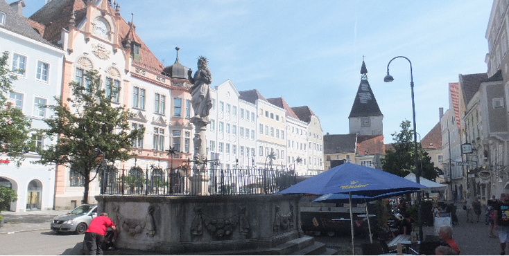 Branau-am-Inn-Stadttorturm-Salzburger-Tor-hoofdstraat-winkelstraat-shopping-Oostenrijk