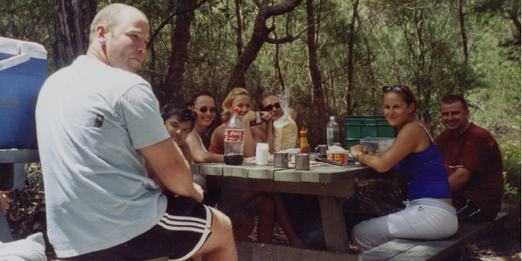Fraser-Island-Lunch-Picknick-Table-Australia