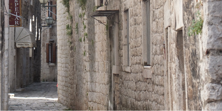 Trogir-steeg-smal-straatje-Kroatië