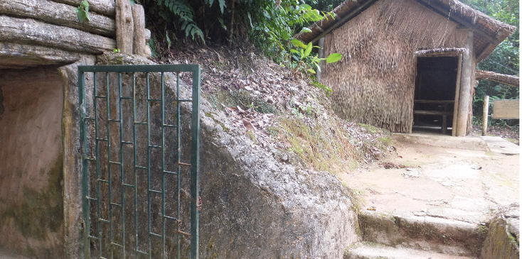 Tham-Quan-di-Tich-So-Chi-Huy-Chien-Dich-tunnelingang-Muong-Phang-hoofdkwartier-Giap-rieten-hut-Vietnam