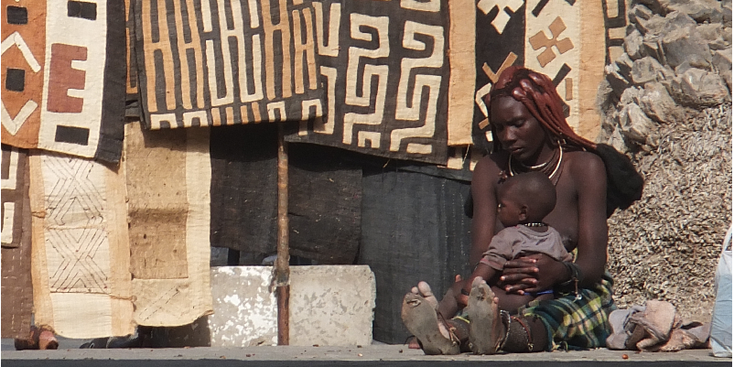 Himba-Swakopmund-verkoopster-kleden-Namibië