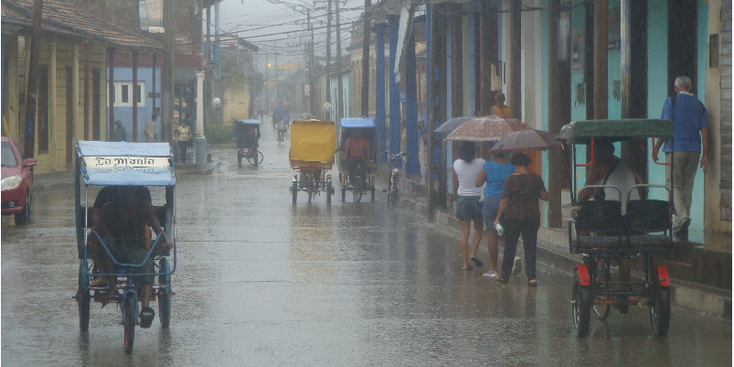 Baracoa-Cuba-regen-straatleven-tuk-tuk-fiets