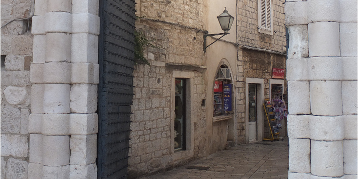 Trogir-zuidpoort-lantaarn-Kroatië
