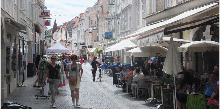 Krems-an-der-Donau-shopping-winkelstraat-Oostenrijk-terras