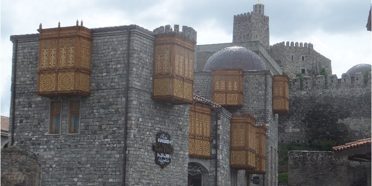Akhalsikhe-kasteel-Georgië-houten-balkons-wachttorens-stadsmuren-vesting