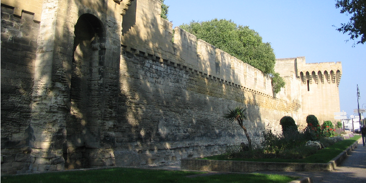 Avignon-stadsmuur-torens--Frankrijk