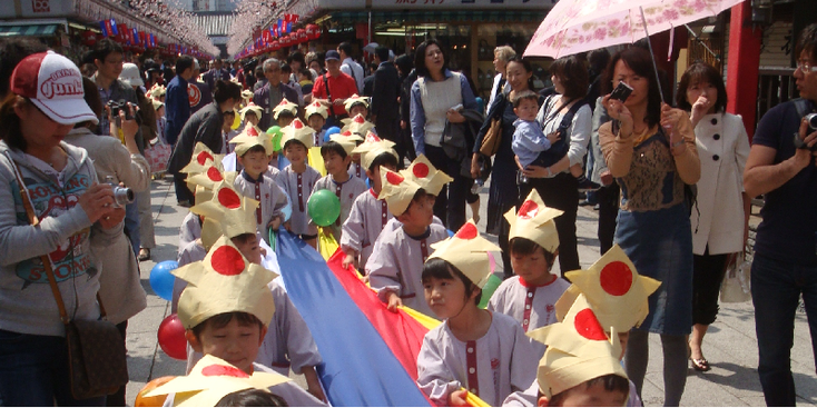 Kinderoptocht-verkleed-hoedje-vlag-Tokyo-Japan