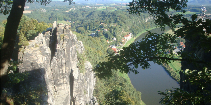 Bastei-Elbe-uitzicht-rivier-rotsen-Zwitserland-Saksen-nationaal-park-Duitsland-Rathen