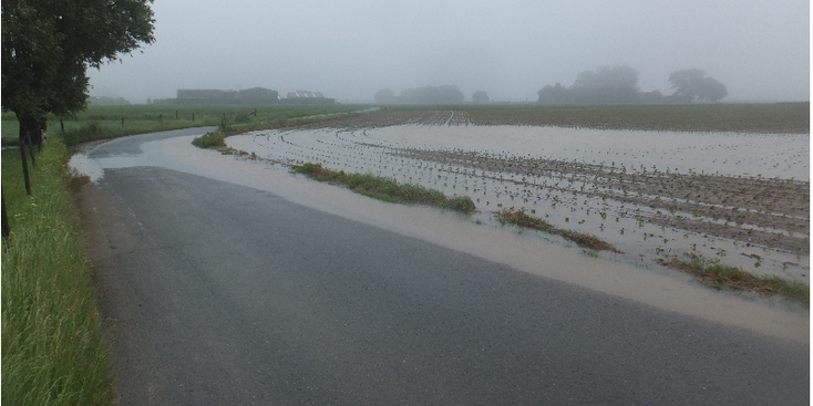 Vlamertinge-Brandhoek-ondergelopen-weg-overstroming-België