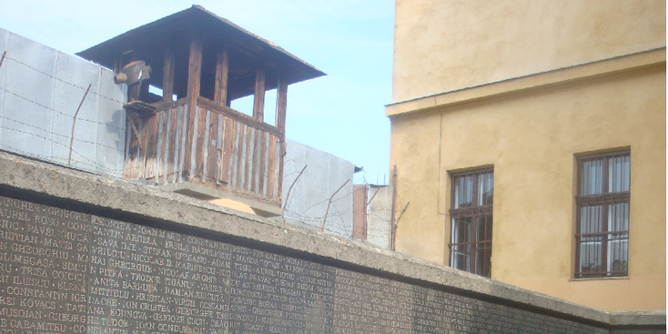 Sighet-gevangenis-wachttoren-namen-tuin-Roemenië