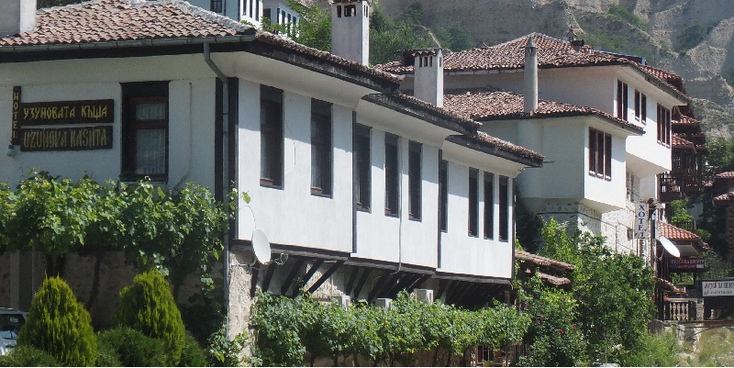 Melnik-Ottomaanse-witte-huizen-balkon-Bulgarije