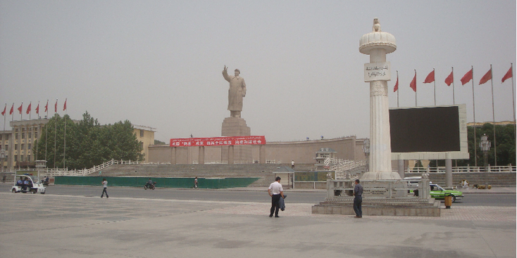 Kashgar-nieuwe-stad-Mao-vlaggen-plein
