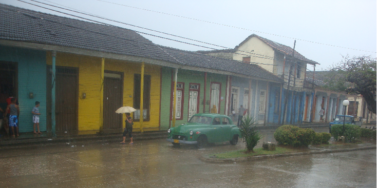 Baracoa-Cuba-regen-straatleven-klassiek-Amerikaanse-auto