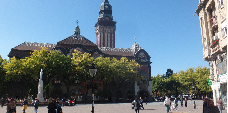 Trg-Slobode-plein-Subotica-standbeeld-Servië