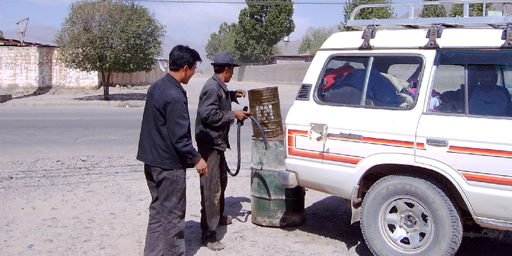 Tibet-benzine-tanken-jeep-landcruiser-China-ton-blik-jerrycan