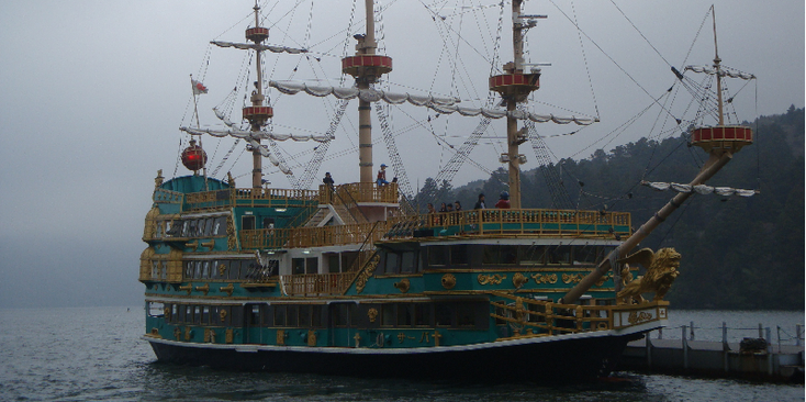 Hakone-Moto-Ashino-Ko-meer-piraten-schip-toeristen-Japan