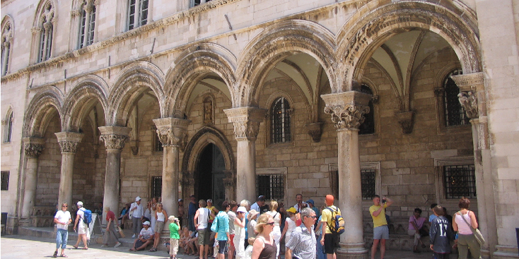 Placa-de-winkelstraat-columns-pilaren-Dubrovnik-Kroatië
