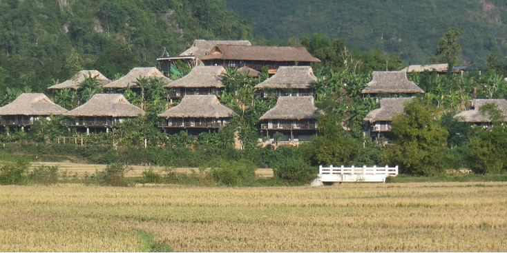 Mai-Chau-houten-huizen-op-palen-bergen-bos-rijstveld-Vietnam