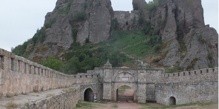 Kaleto-Belogradchik-rotsfort-Bulgarije-kasteel-rotsen-piek