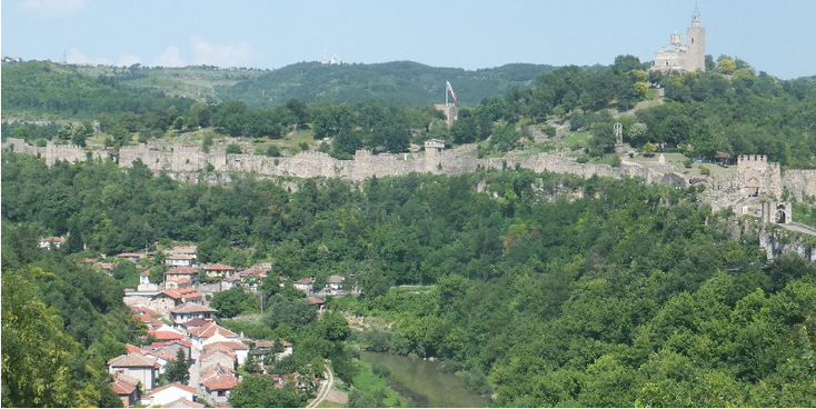 Veliko-Tarnovo-Tsarevets-stadsmuur-rivier-Bulgarije