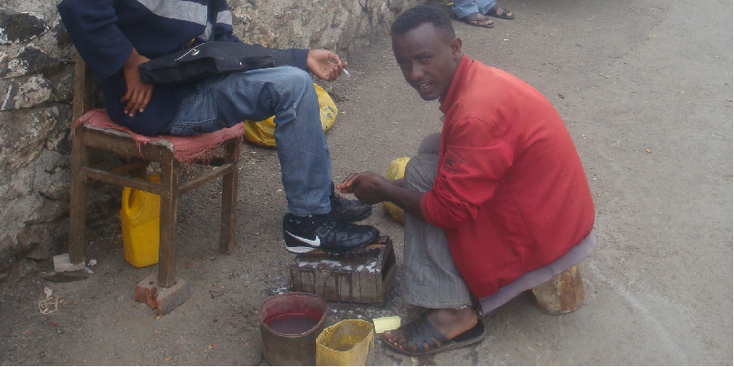 Addis-Ababa-schoenen-smeren-straat-lokale-straatleven-Ethiopië