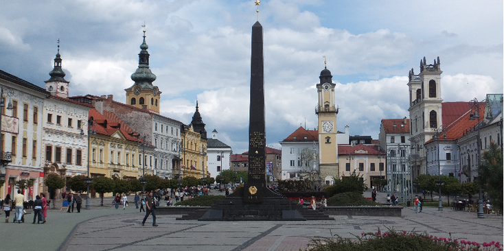 Namestie-Snp-plein-column-pilaar-kerk-Banska-Bystrica-Slowakije 