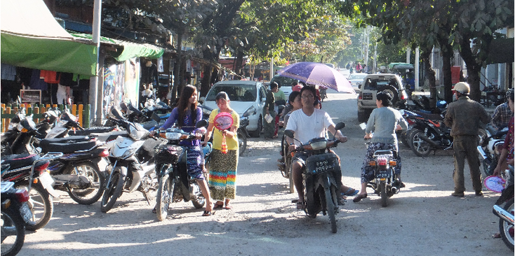 Hsipaw-straatleven-scooter-Myanmar-Birma