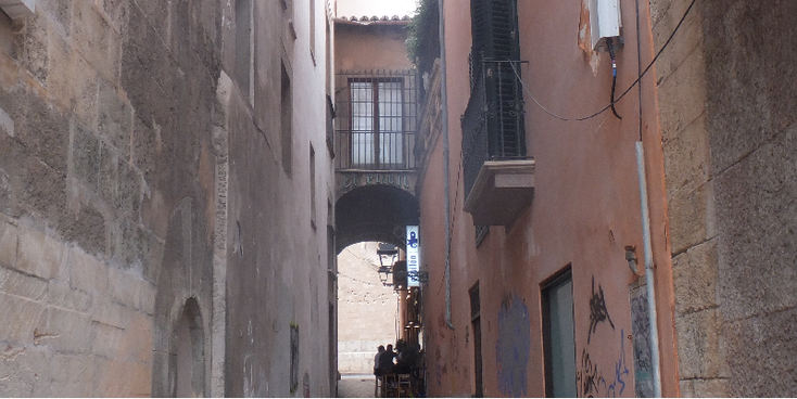 Palma-de-Mallorca-steeg-straatje-terras-Spanje