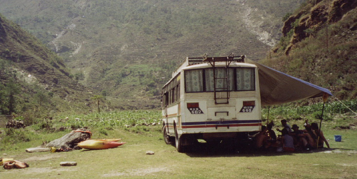 Bhote-Koshi-rivier-raften-Nepal-helm-boot-peddels-lunch-bus