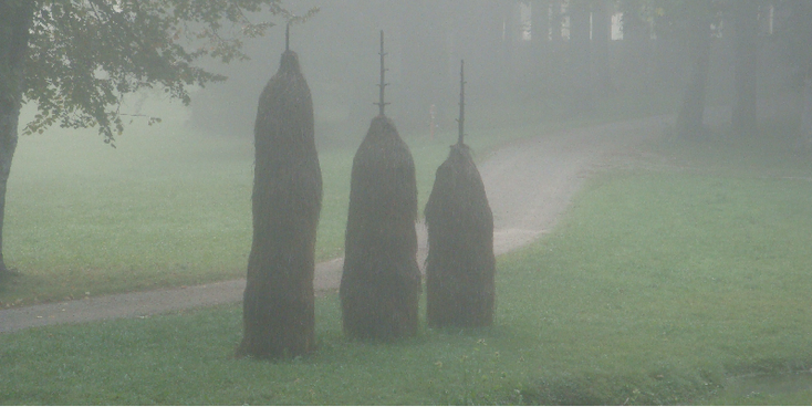 Stari-Trg-pri-Lozu-traditionele-kozolecs–hooirekken-Slovenië-Sneznik-kasteel