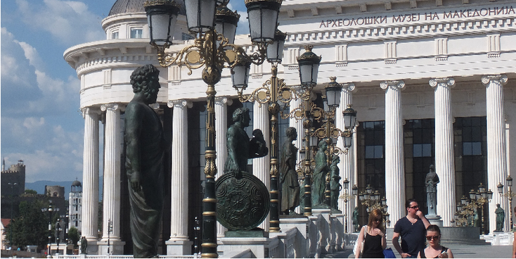 Skopje-Vardar-rivier-brug-beelden-pilaren-columns-Macedonië