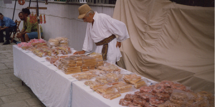 Boekarest-straatleven-verkoper-lekkernijen-Roemenië
